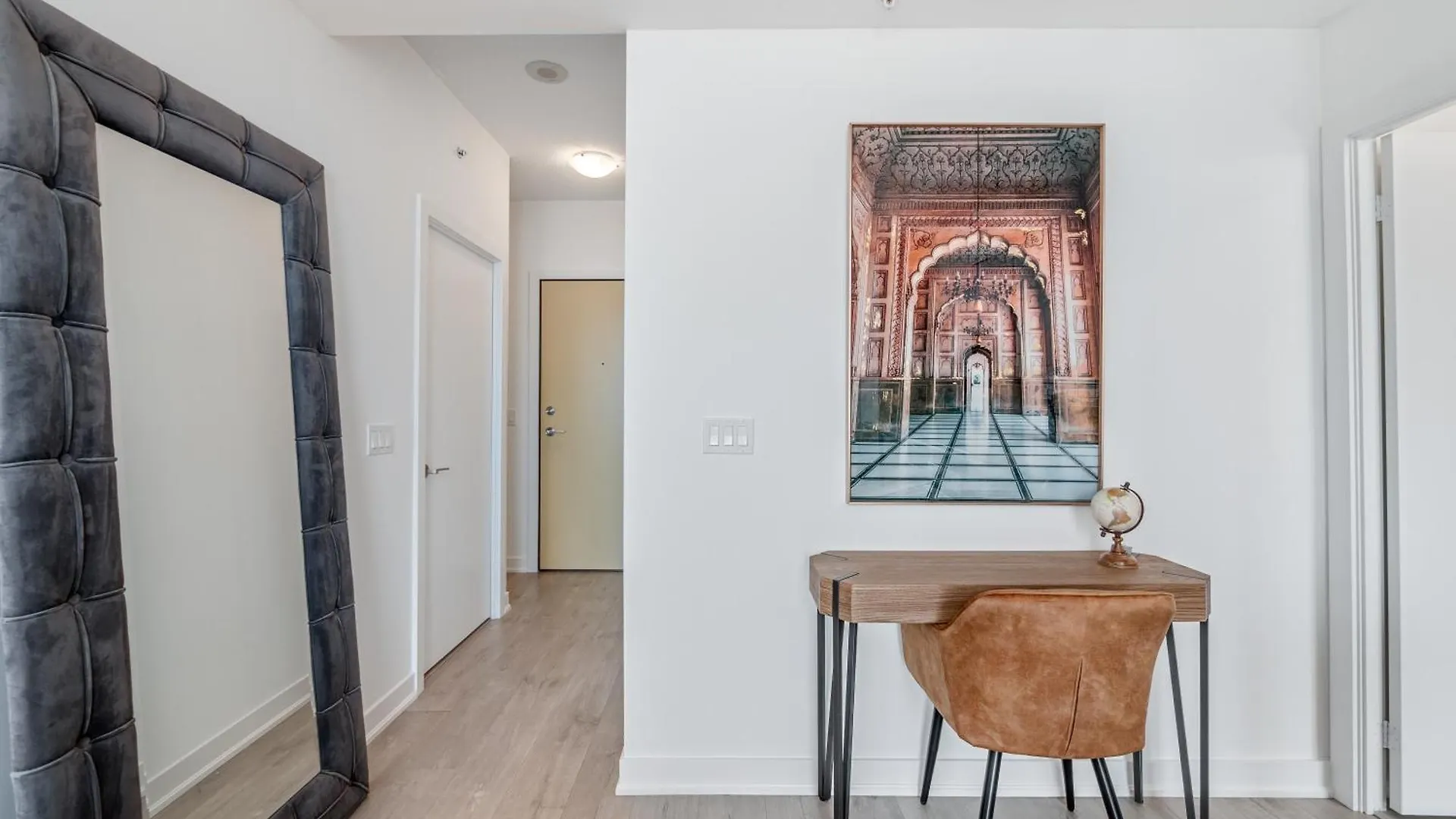Designer One Bedroom Suite - Entertainment District Toronto Apartment