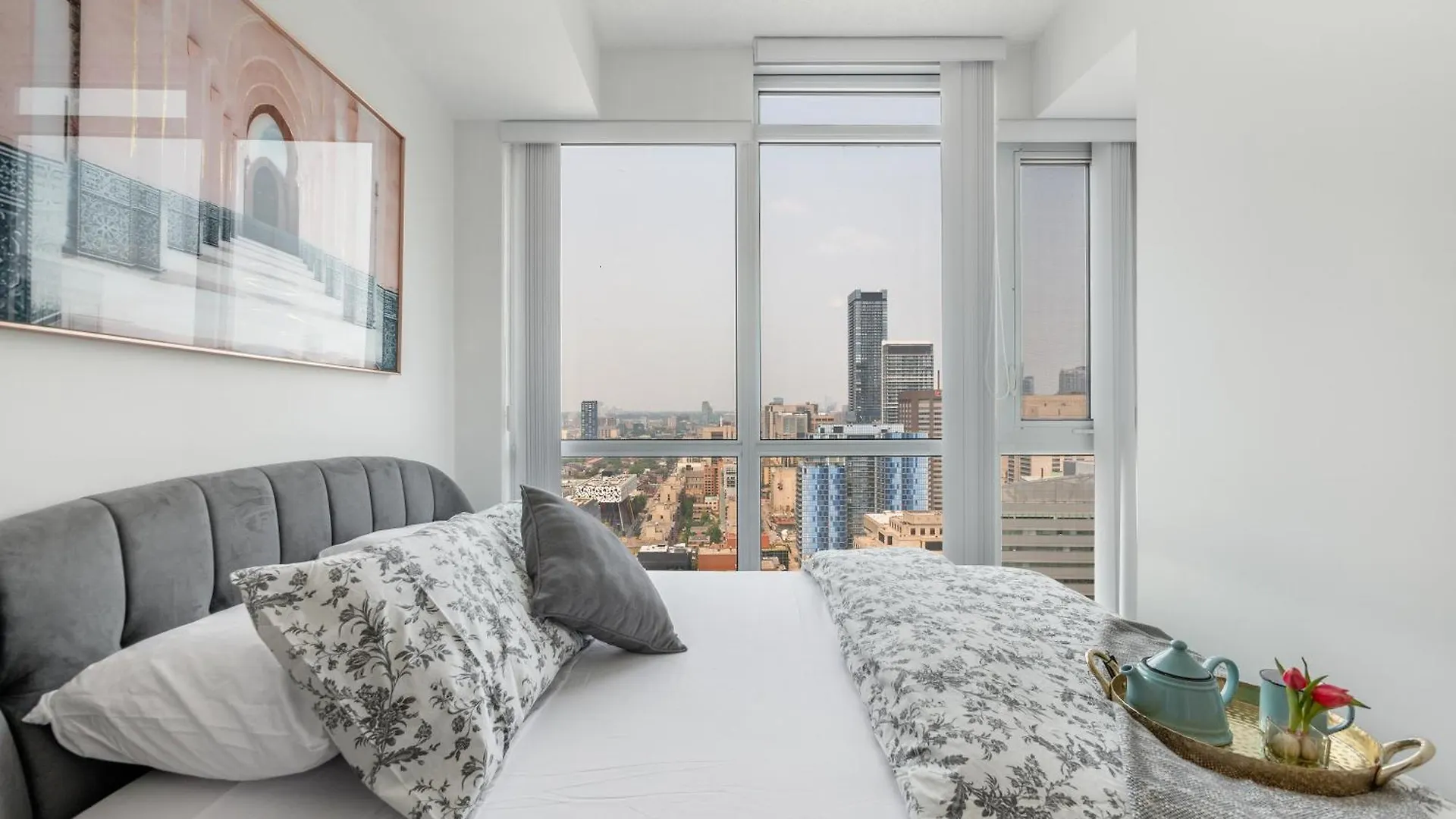 Designer One Bedroom Suite - Entertainment District Toronto Apartment